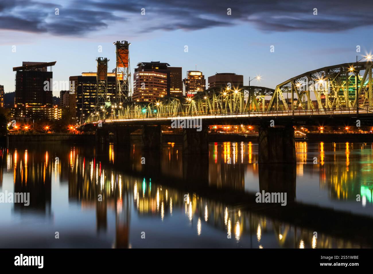 Die Hawthorne Bridge beleuchtet bei Dämmerung mit Blick auf den Fluss, Portland, Oregon Stockfoto