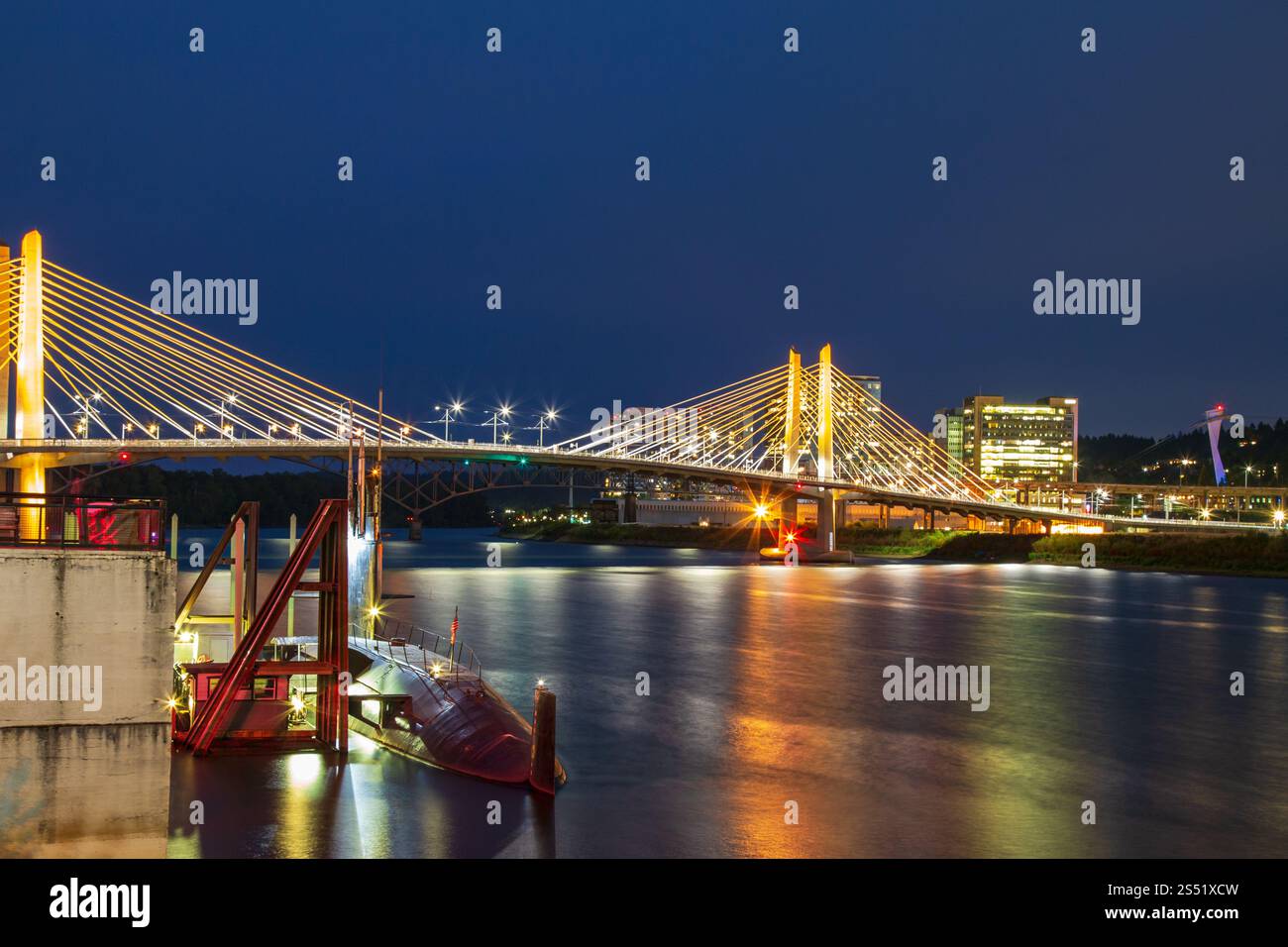 Beleuchtete Tilikum Bridge und Riverside Architecture at Night, Portland, Oregon Stockfoto