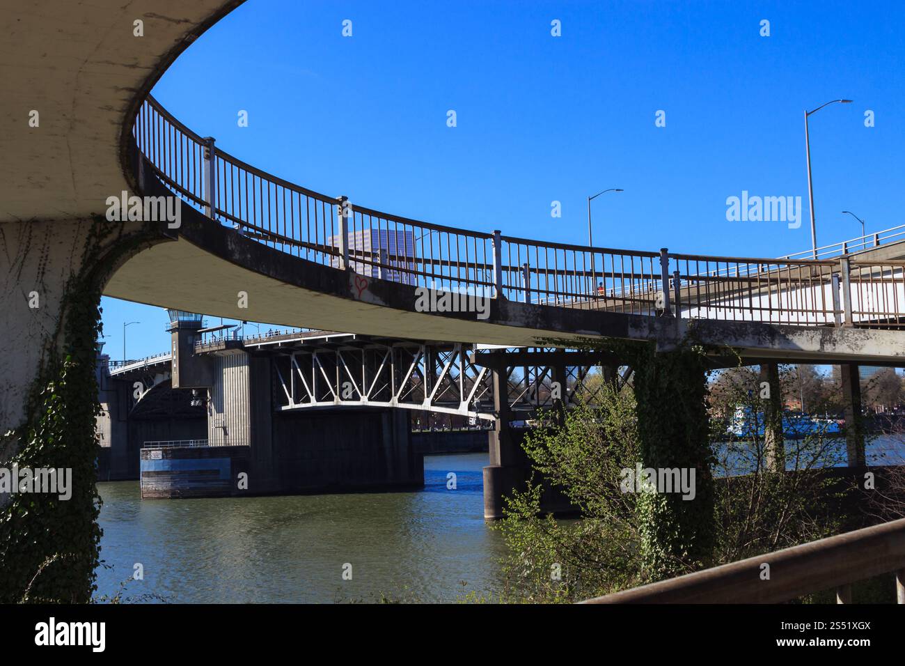 Städtischer Brückenbau mit Weg und Wasser in landschaftlich reizvoller Umgebung Stockfoto