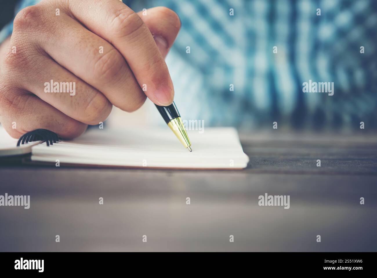 Nahaufnahme von Hand schreiben in Notizbuch mit Stift. Stockfoto