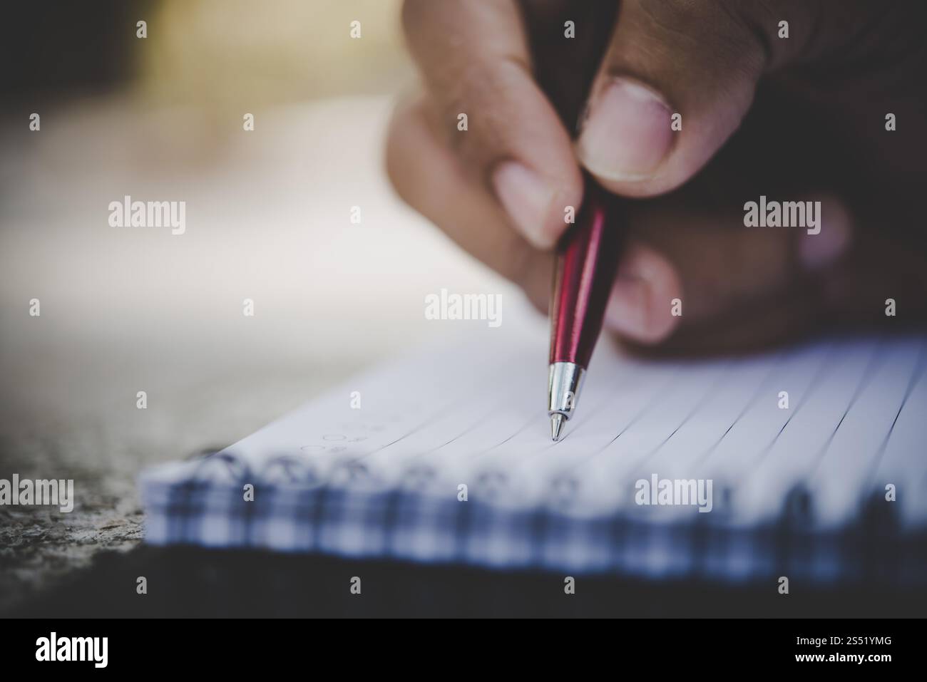 Mann Hand schreiben auf seinem Notebook. Stockfoto
