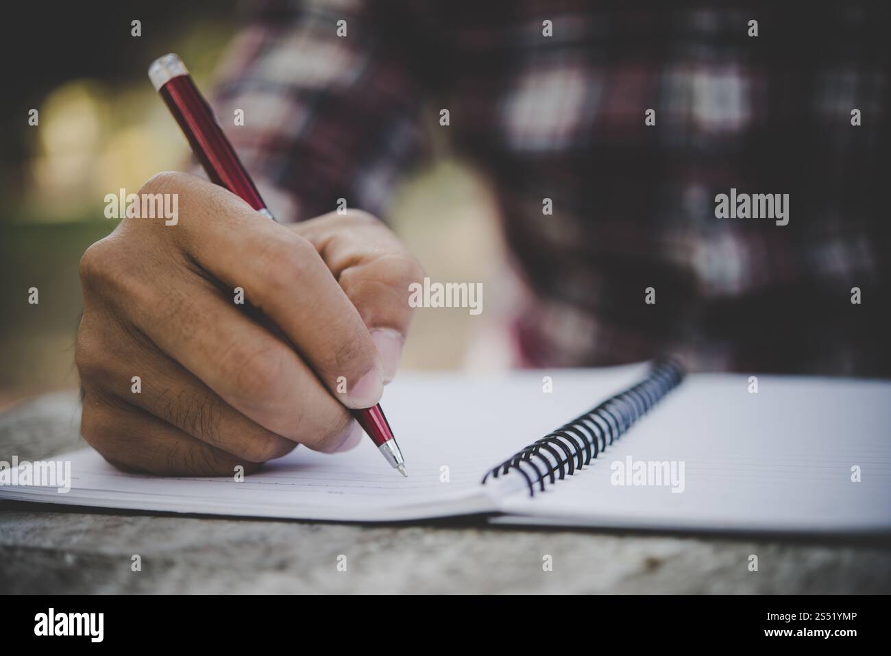Mann Hand schreiben auf seinem Notebook. Stockfoto