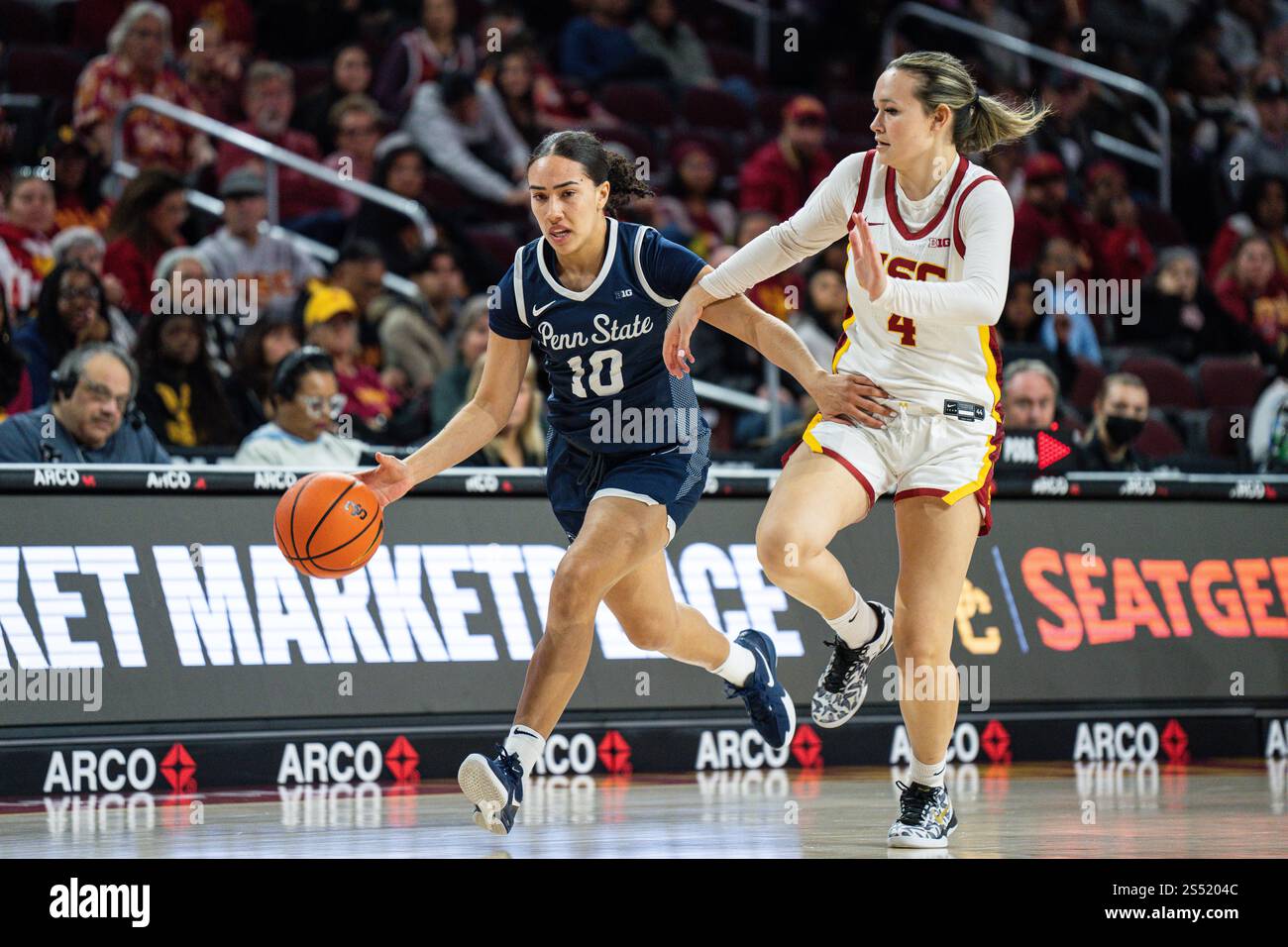 Vitoria Santana (10) wird von Rian Forestier (4) während eines NCAA-Basketballspiels am Sonntag, den 12. Januar 2025, im Galen Center in Los Angeles verteidigt. Die Trojaner besiegten die Lady Lions 95–73. (Jon Endow/Bild des Sports) Stockfoto