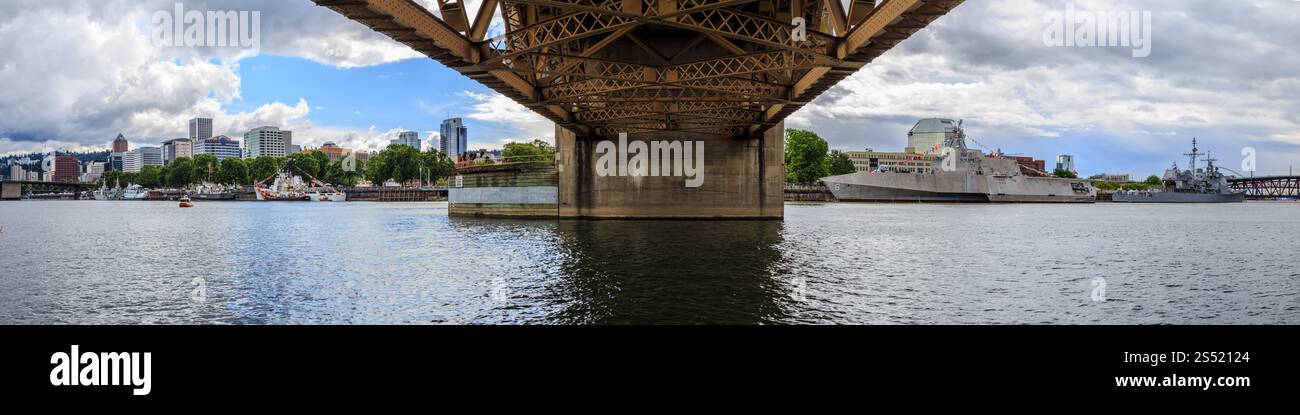 Panoramablick unter der Stadtbrücke mit Marineschiffen und City Skyline im Hintergrund Stockfoto
