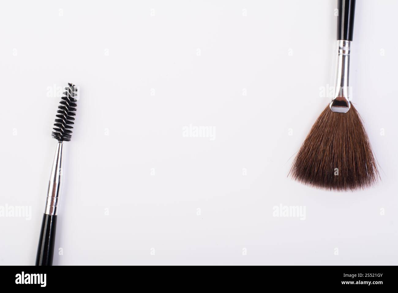 Make-up Pinsel auf weißem Hintergrund Stockfoto