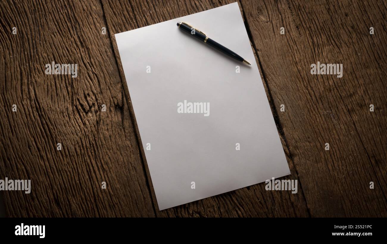 Leeres Blatt Papier und Stift auf Holztisch. Leeres Blatt Papier und Stift auf Holztisch. Stockfoto