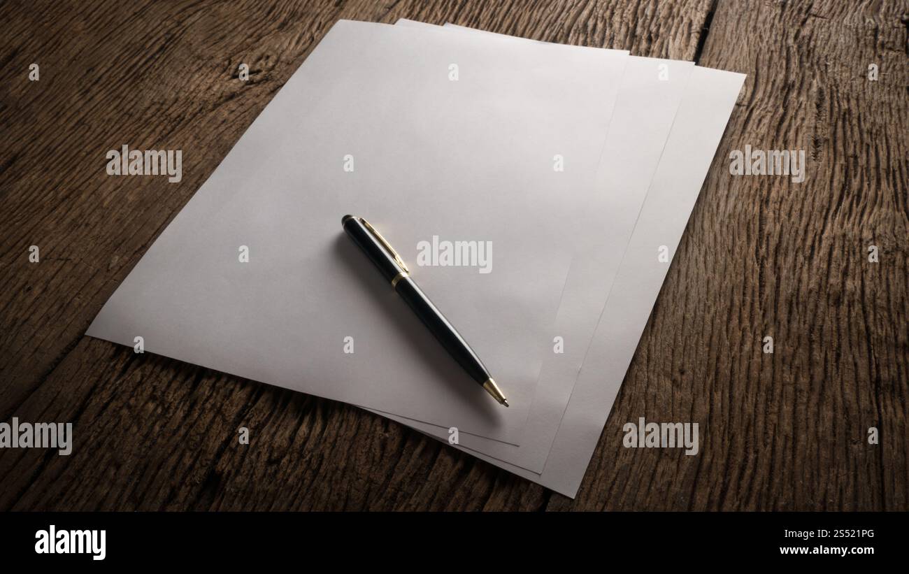 Leeres Blatt Papier und Stift auf Holztisch. Leeres Blatt Papier und Stift auf Holztisch. Stockfoto