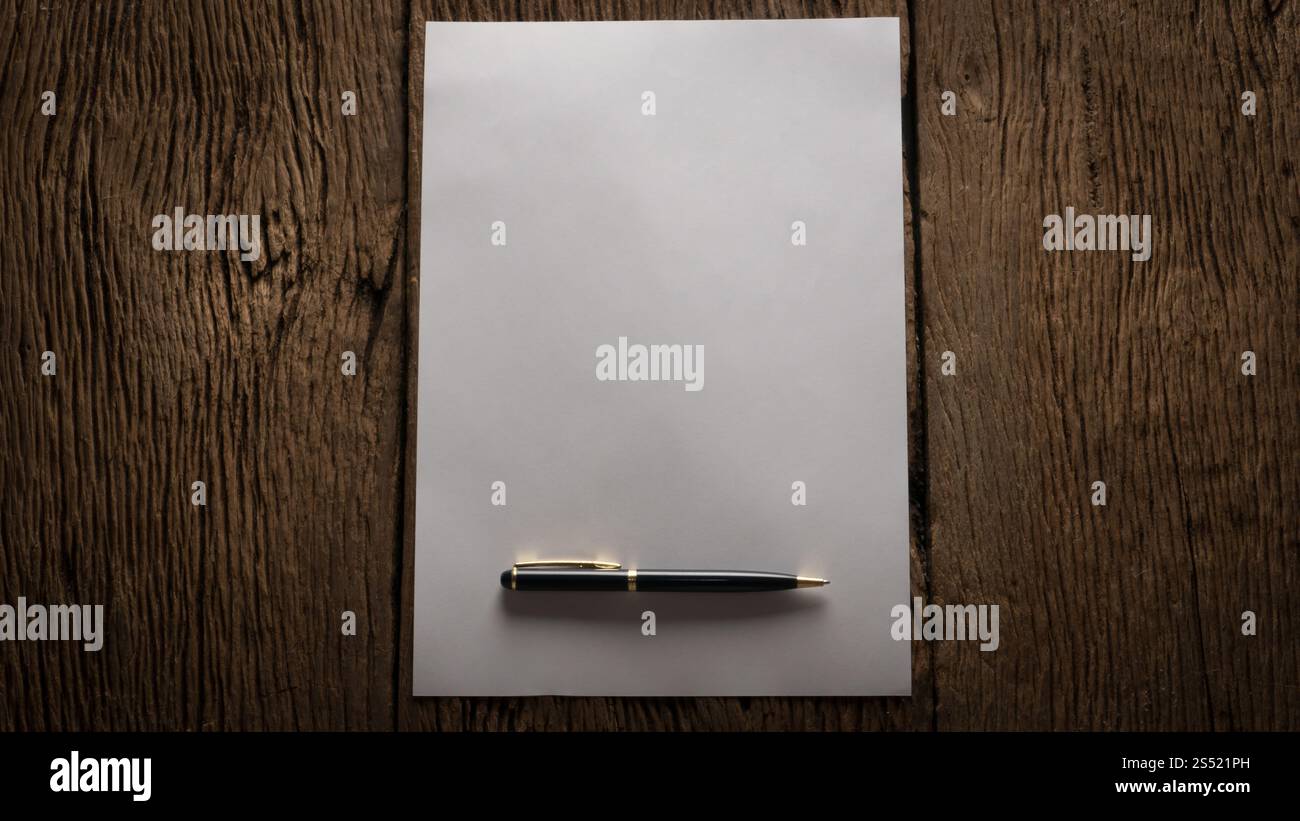 Leeres Blatt Papier und Stift auf Holztisch. Leeres Blatt Papier und Stift auf Holztisch. Stockfoto
