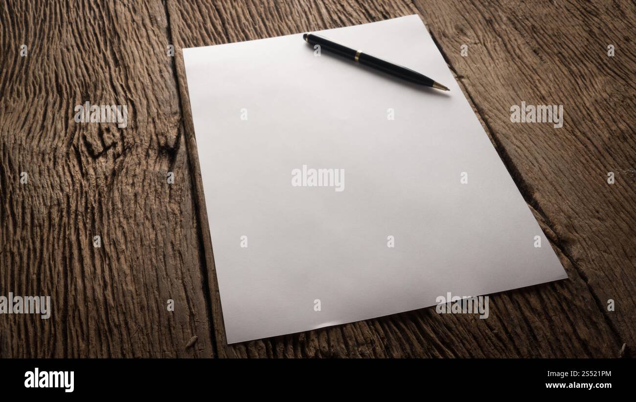 Leeres Blatt Papier und Stift auf Holztisch. Leeres Blatt Papier und Stift auf Holztisch. Stockfoto