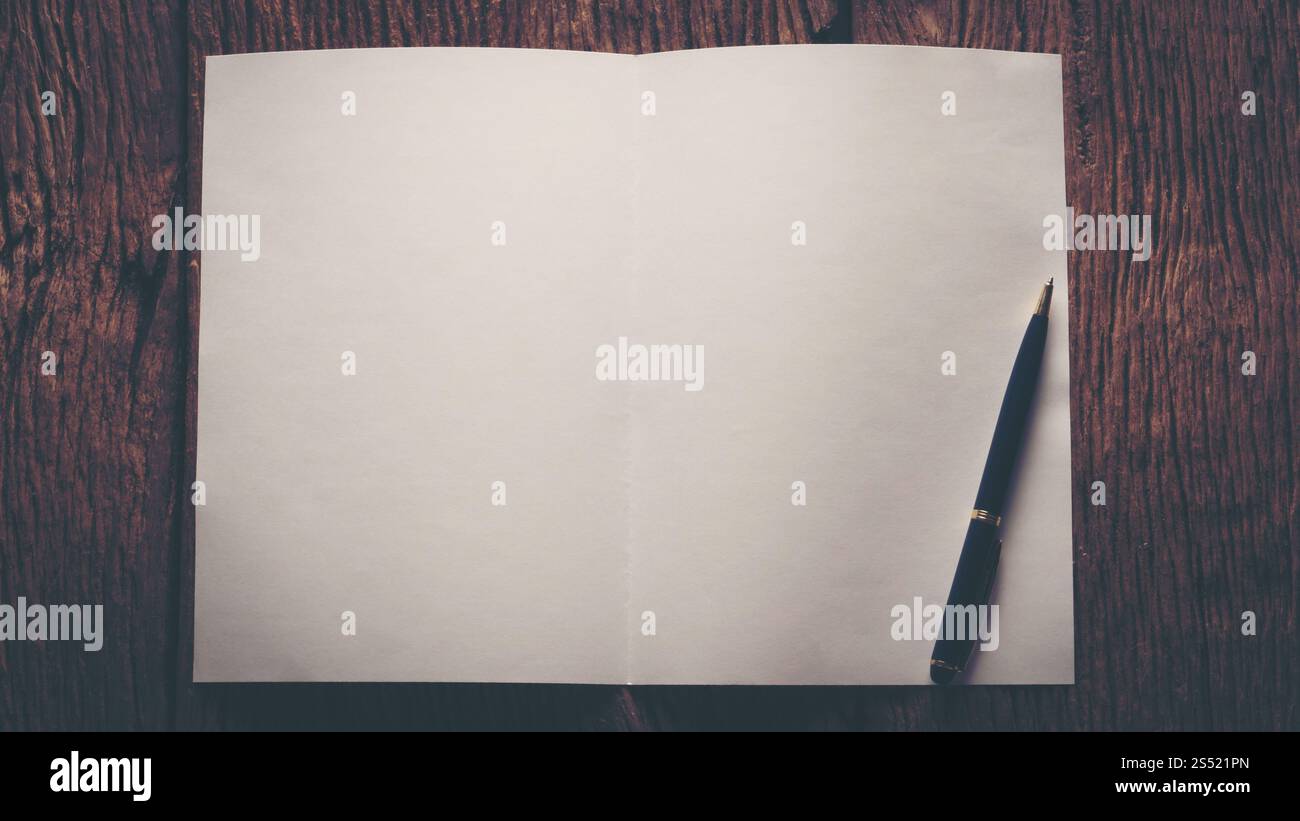 Leeres Blatt Papier und Stift auf Holztisch. Leeres Blatt Papier und Stift auf Holztisch. Stockfoto