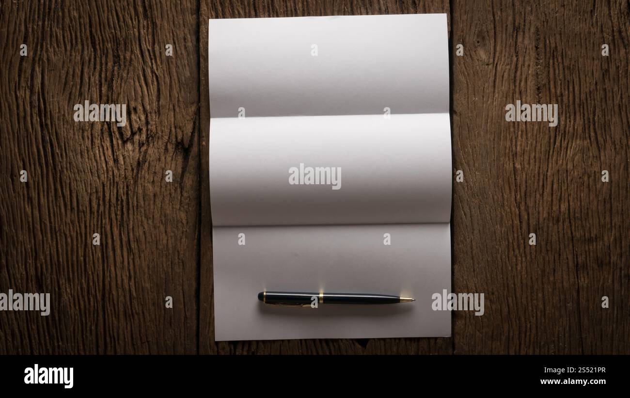Leeres Blatt Papier und Stift auf Holztisch. Leeres Blatt Papier und Stift auf Holztisch. Stockfoto
