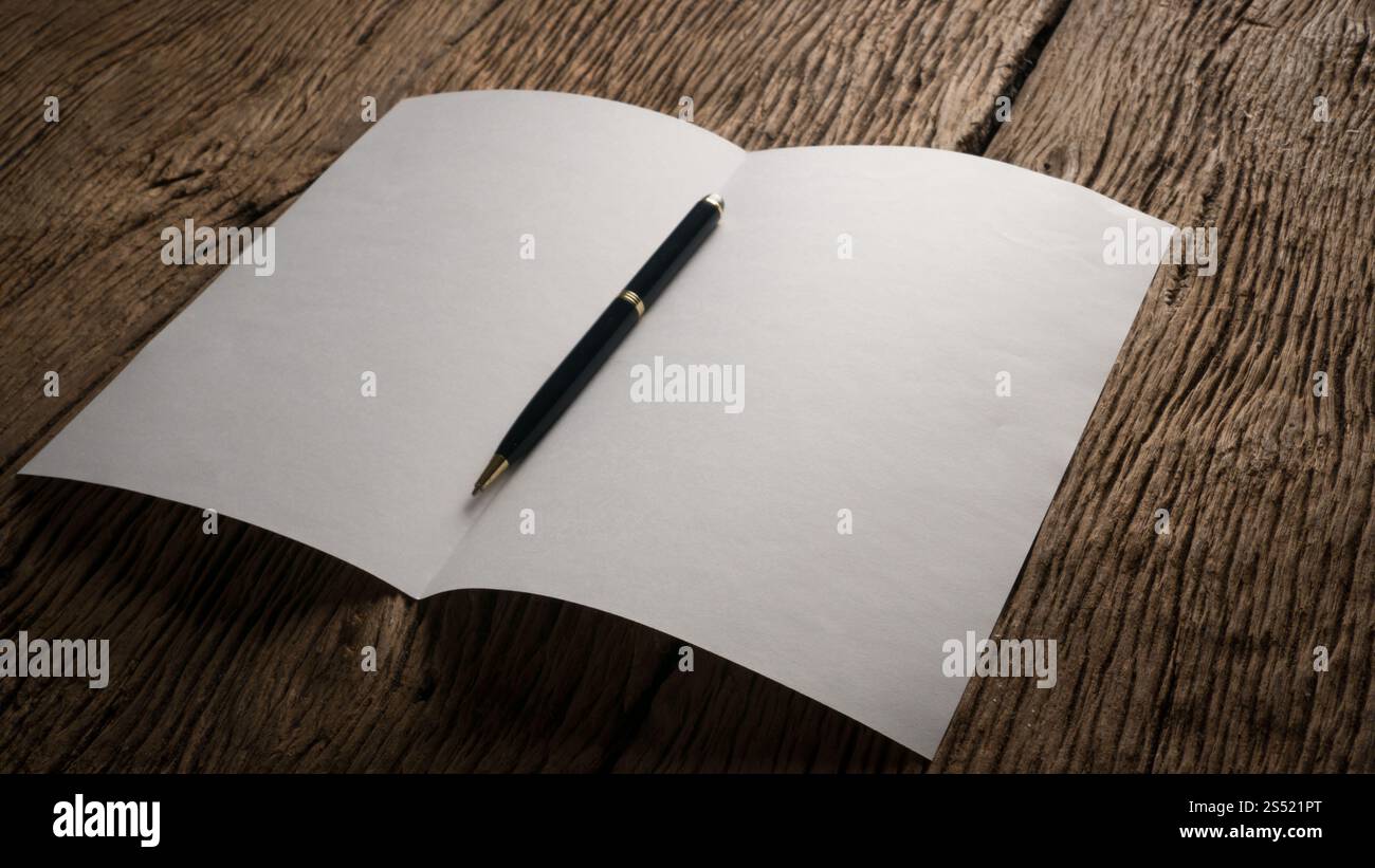 Leeres Blatt Papier und Stift auf Holztisch. Leeres Blatt Papier und Stift auf Holztisch. Stockfoto