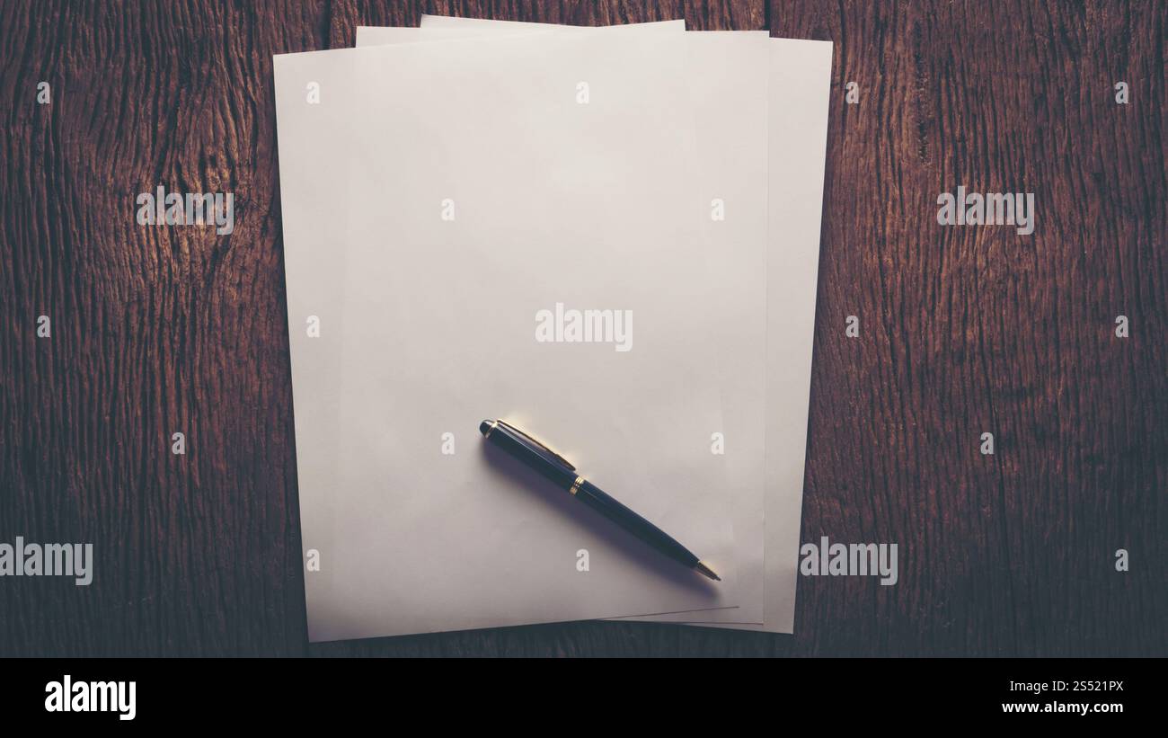 Leeres Blatt Papier und Stift auf Holztisch. Leeres Blatt Papier und Stift auf Holztisch. Stockfoto