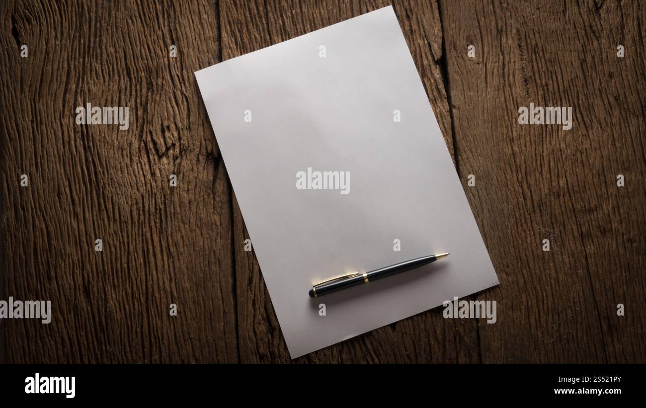 Leeres Blatt Papier und Stift auf Holztisch. Leeres Blatt Papier und Stift auf Holztisch. Stockfoto