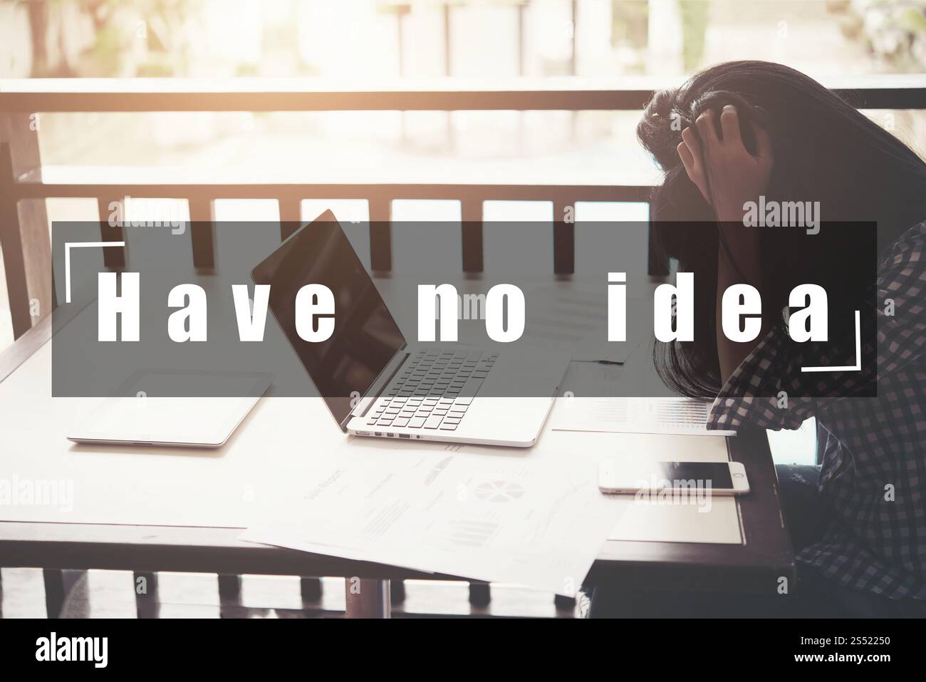 Müde und gestresst. Frustrierte Frau Hände auf dem Kopf, während sie an ihrem Arbeitsplatz im Büro sitzt. Müde und gestresst. Frustriert Stockfoto