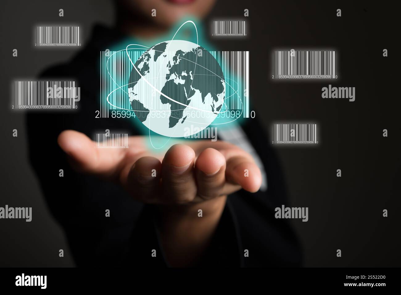 Geschäftsfrau, die ein Symbol für das Barcode-Produktnetzwerk auf dem Touchscreen hält. Geschäftsfrau mit einem Barcode-Produktnetzwerksymbol auf dem Touchscreen im Internet Stockfoto