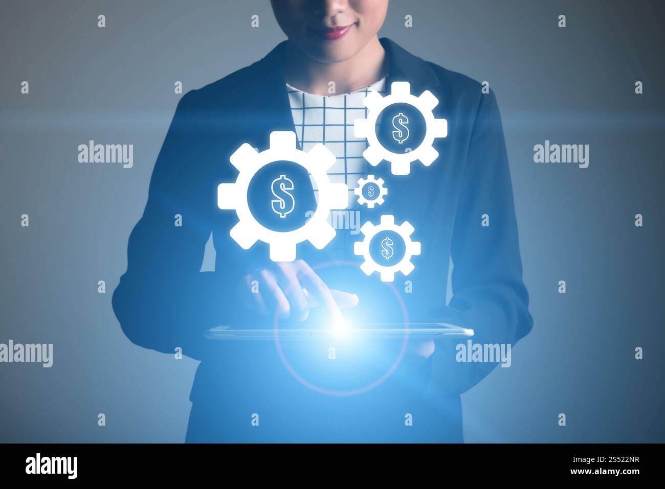 Geschäftsfrau berührt Technologie-Tablet mit Zahnradsatz. Geschäftsfrau Touch-Technologie-Tablet mit Zahnradeinstellung. Unternehmen Stockfoto