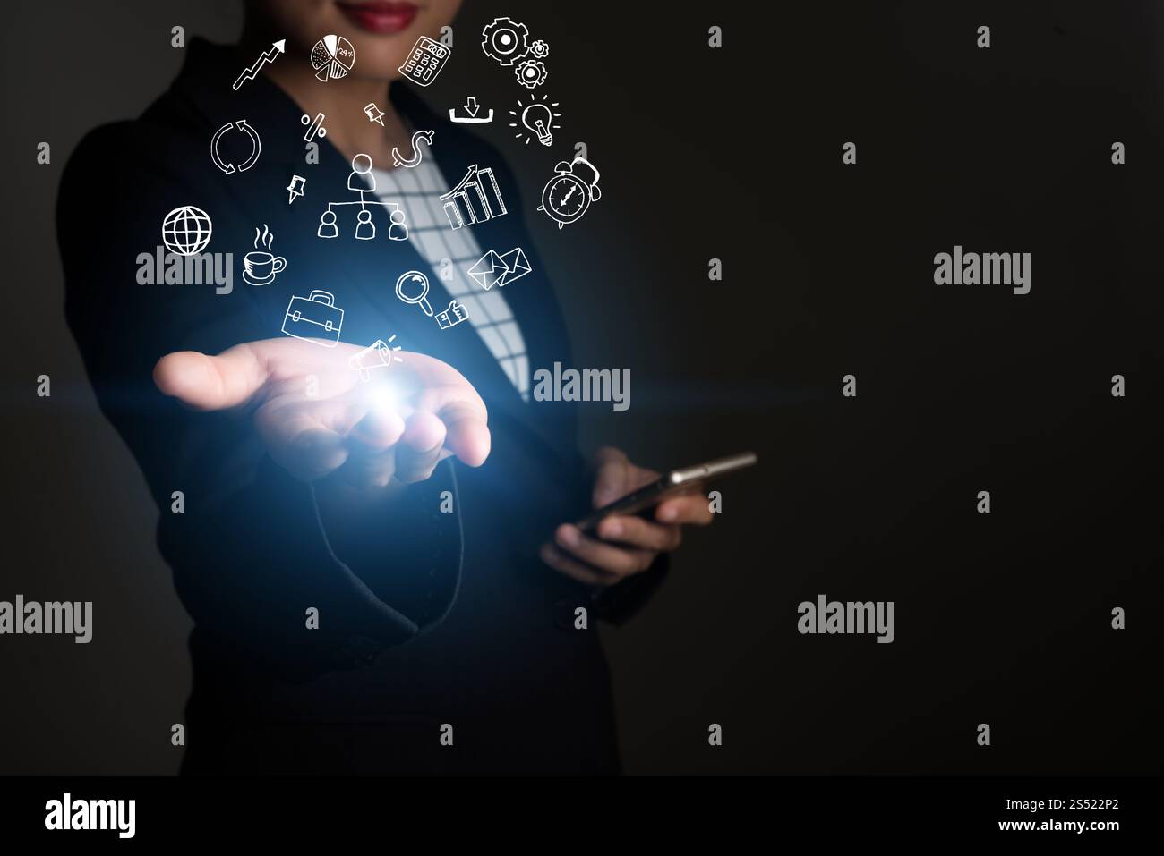 Business woman Hand social media doodle Symbole auf dem Bildschirm. Stockfoto