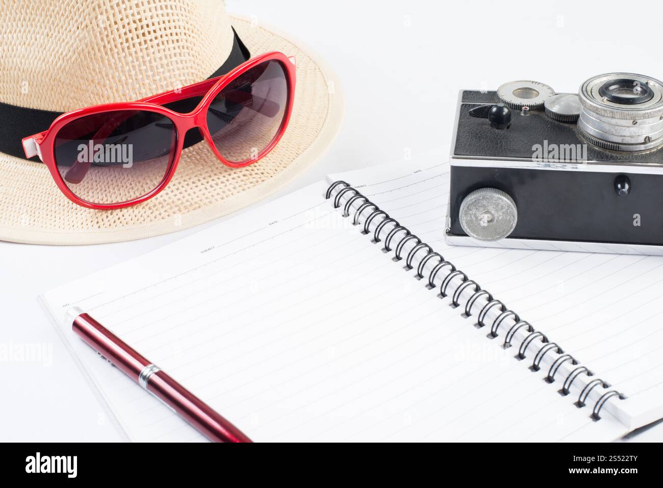 Hut, Sonnenbrille und Vintage-Kamera mit Notizblock isoliert auf einem wh. Hut, Sonnenbrille und Vintage-Kamera mit Notizblock isoliert auf weißem Hintergrund. Stockfoto Hut, Sonnenbrille und Vintage-Kamera mit Notizblock isoliert auf einem wh. Hut, Sonnenbrille und Vintage-Kamera mit Notizblock isoliert auf weißem Hintergrund. Stockfoto