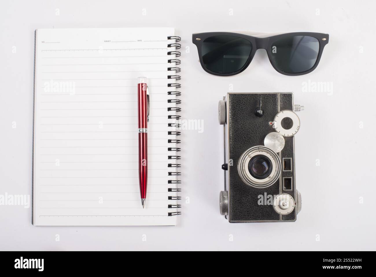 Sonnenbrille und Vintage-Kamera mit Notizblock isoliert auf einem weißen B. Sonnenbrille und Vintage-Kamera mit Notizblock isoliert auf weißem Hintergrund. Stockfoto Sonnenbrille und Vintage-Kamera mit Notizblock isoliert auf einem weißen B. Sonnenbrille und Vintage-Kamera mit Notizblock isoliert auf weißem Hintergrund. Stockfoto