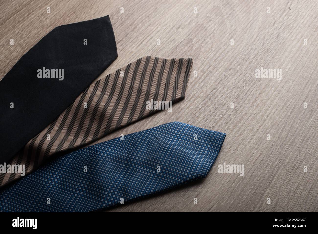 Seide Krawatten auf Holz- Hintergrund. Stockfoto