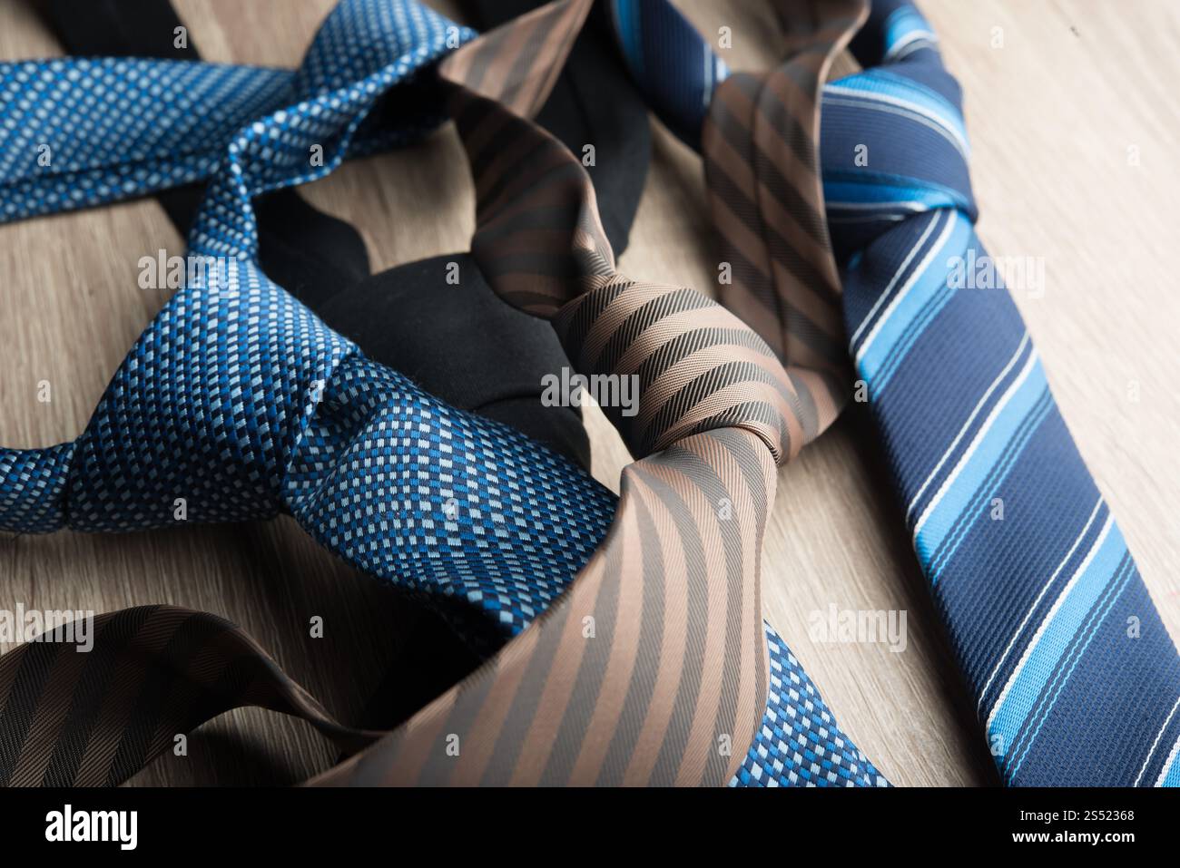 Seide Krawatten auf Holz- Hintergrund. Stockfoto