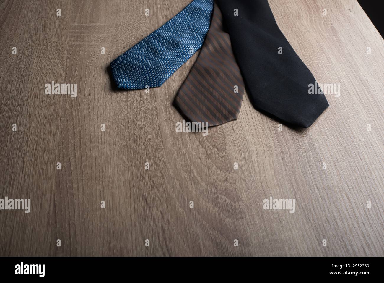 Seide Krawatten auf Holz- Hintergrund. Stockfoto