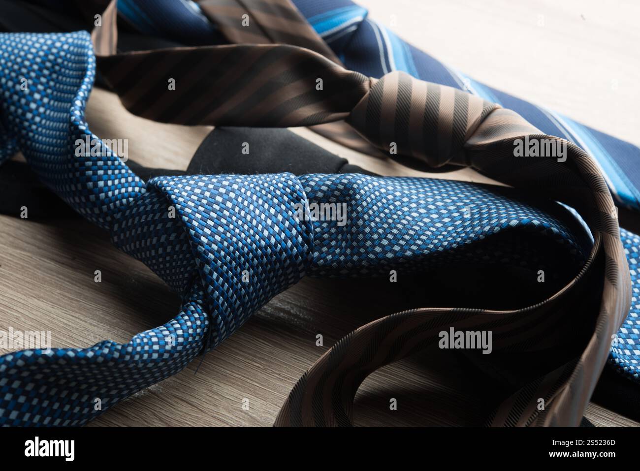 Seide Krawatten auf Holz- Hintergrund. Stockfoto