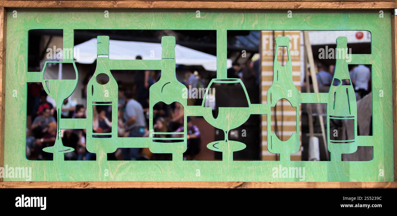 Dekorative grüne Tafel mit Silhouetten von Flaschen und Gläsern bei einer Veranstaltung im Freien Stockfoto