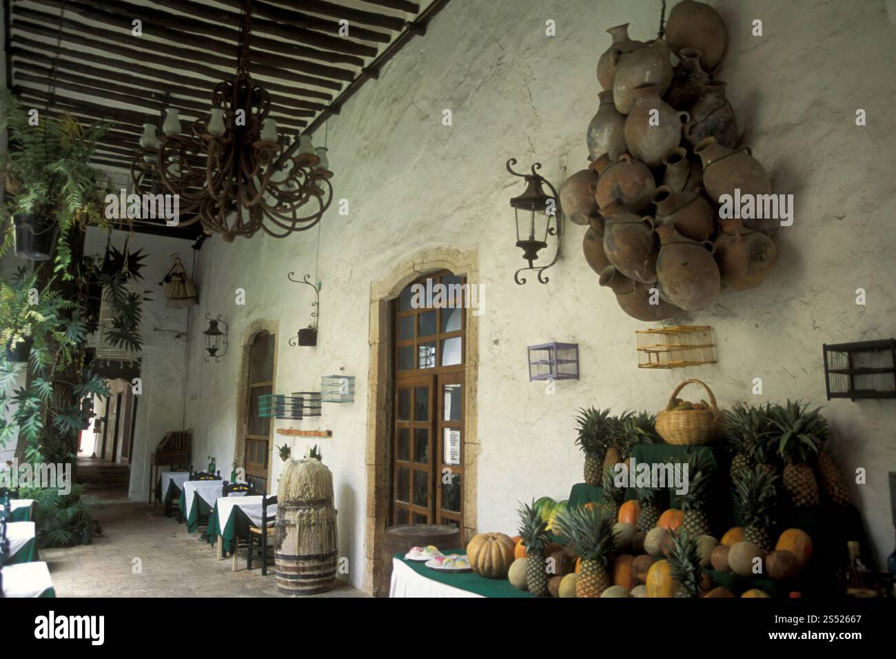 Die Kolonial- und Altstadt von Valladolid auf Yucatan in der Provinz Quintana Roo in Mexiko in Mittelamerika. Mexiko, Valladolid, Januar 2009. Stockfoto