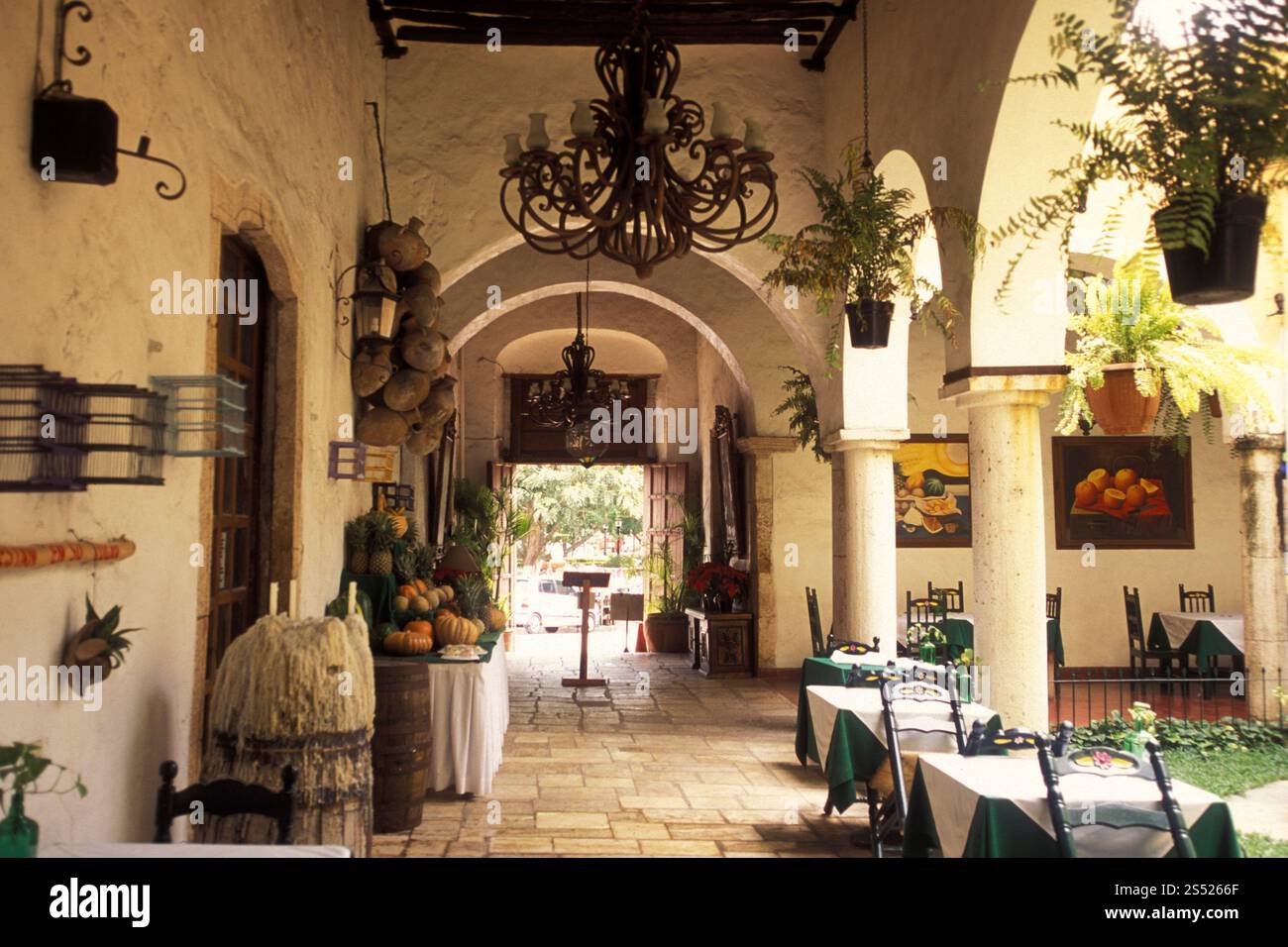 Die Kolonial- und Altstadt von Valladolid auf Yucatan in der Provinz Quintana Roo in Mexiko in Mittelamerika. Mexiko, Valladolid, Januar 2009. Stockfoto