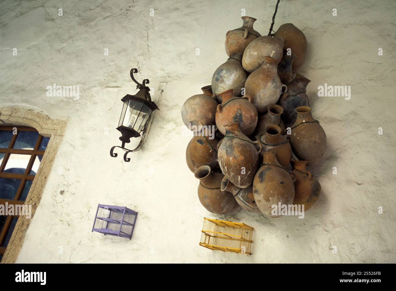 deko in einem Restaurant in der Kolonial- und Altstadt von Valladolid auf Yucatan in der Provinz Quintana Roo in Mexiko in Mittelamerika. Mexiko, Stockfoto