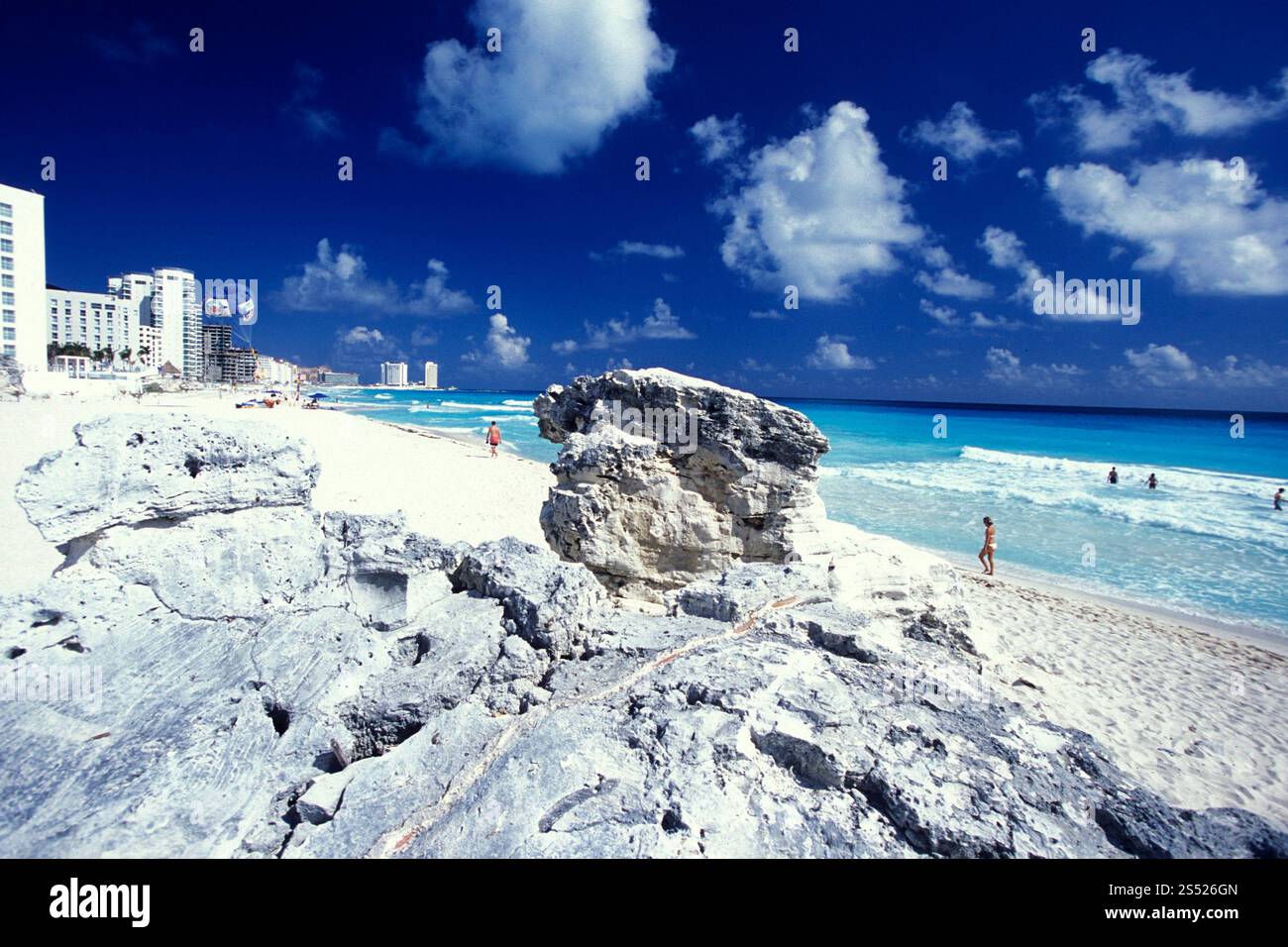 Ein Strand in der Nähe von Cancun auf Yucatan in der Provinz Quintana Roo in Mexiko in Zentralamerika. Mexiko, Cancun, Januar 2009. MEXIKO YUCATAN CANCUN BEACH Stockfoto