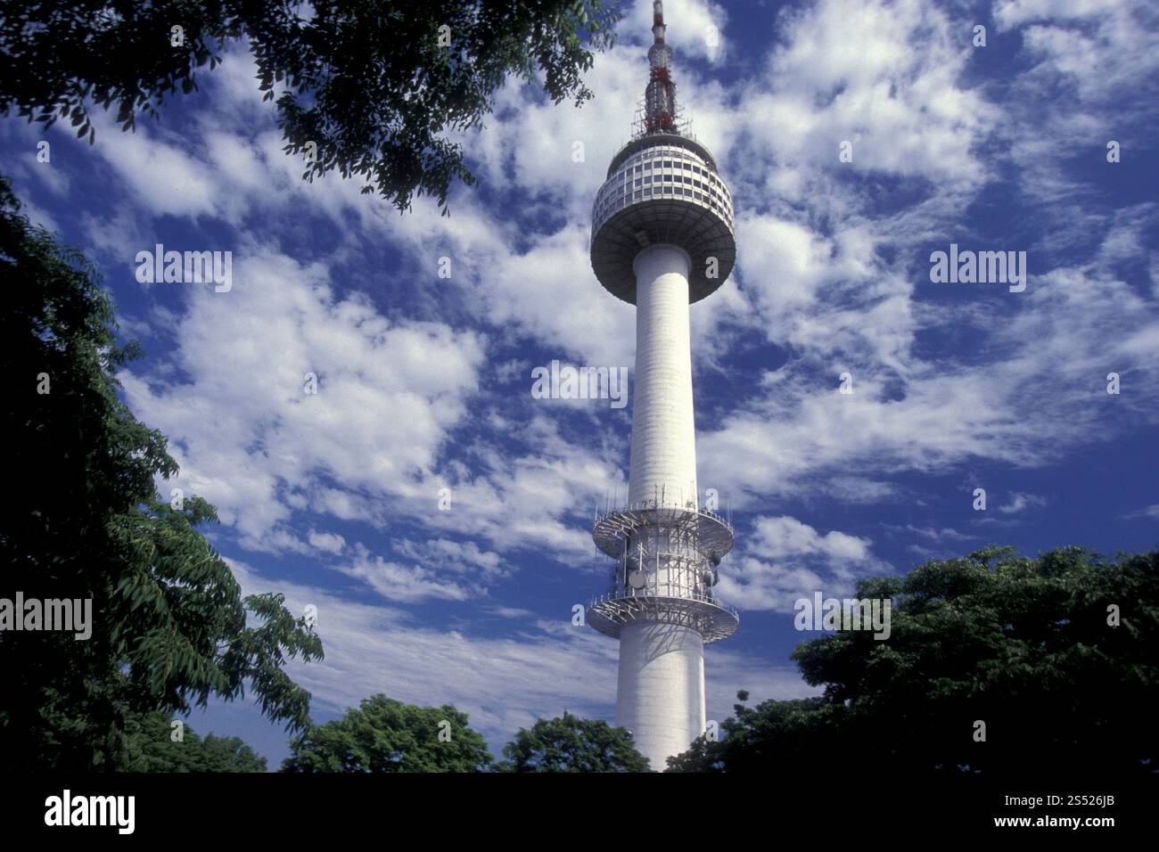 Der Seoul Tower in der Stadt Seoul in Südkorea in EastAasia. Südkorea, Seoul, Mai 2006. SOUTHKOREA SEOUL CITY TOWER Stockfoto