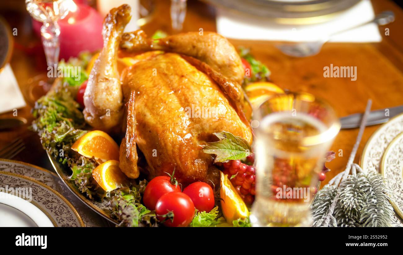 Blick vom Höhepunkt auf gebackenes Huhn auf festlichem Esstisch. Blick vom Höhepunkt auf gebackenes Huhn auf einem festlichen Familientisch Stockfoto