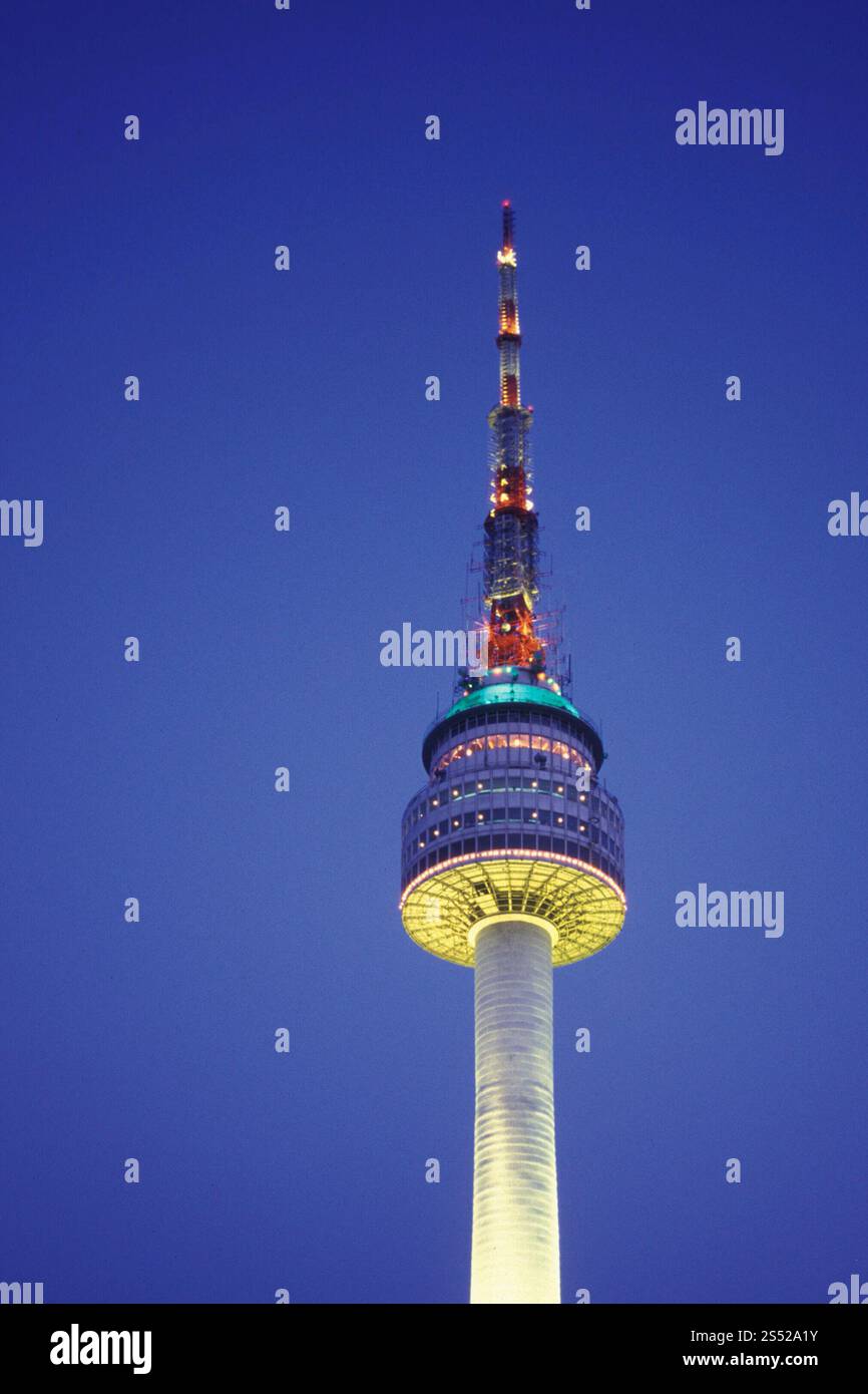 Der Seoul Tower in der Stadt Seoul in Südkorea in EastAasia. Südkorea, Seoul, Mai 2006. SOUTHKOREA SEOUL CITY TOWER Stockfoto