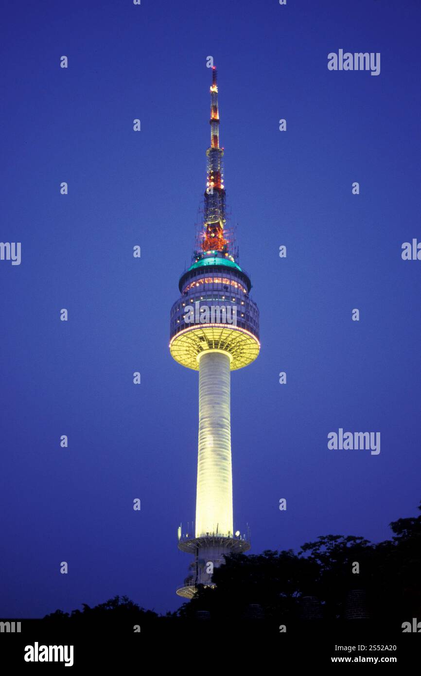 Der Seoul Tower in der Stadt Seoul in Südkorea in EastAasia. Südkorea, Seoul, Mai 2006. SOUTHKOREA SEOUL CITY TOWER Stockfoto