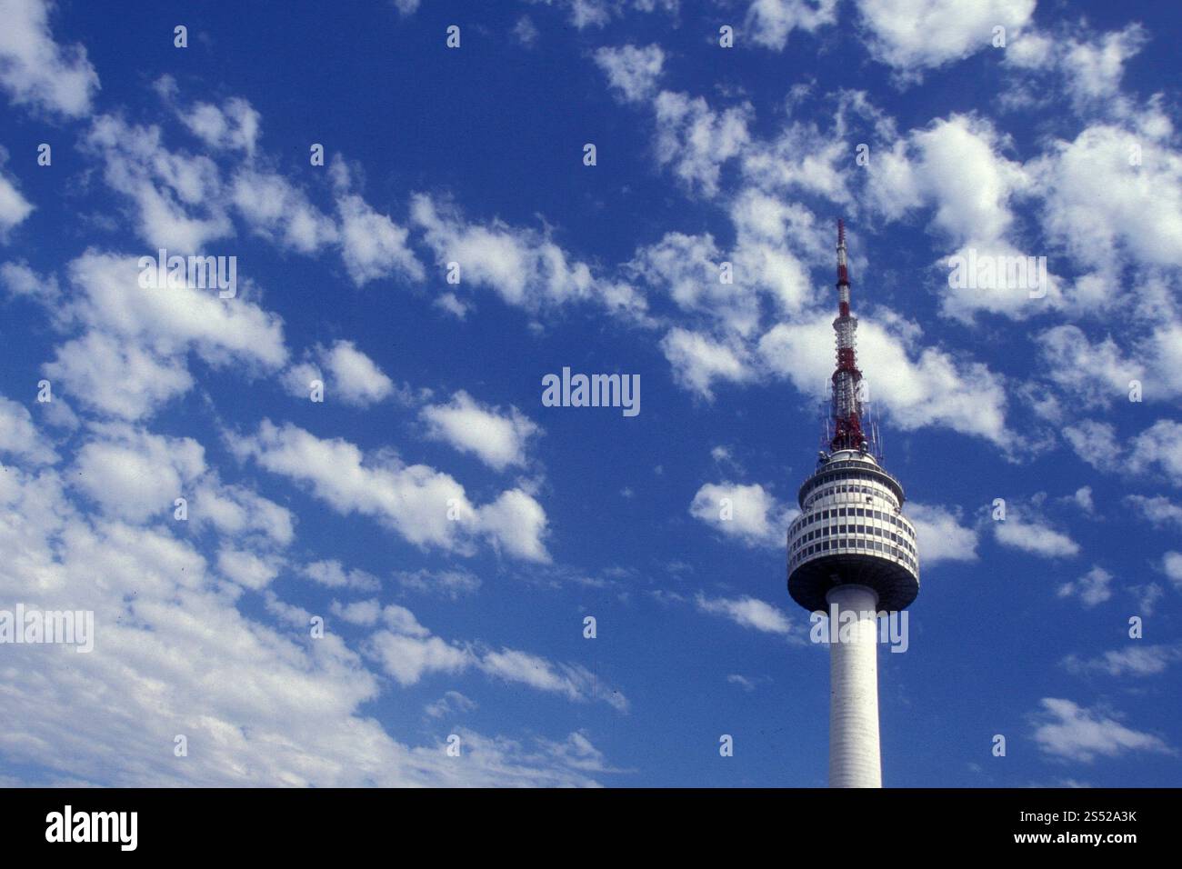 Der Seoul Tower in der Stadt Seoul in Südkorea in EastAasia. Südkorea, Seoul, Mai 2006. SOUTHKOREA SEOUL CITY TOWER Stockfoto
