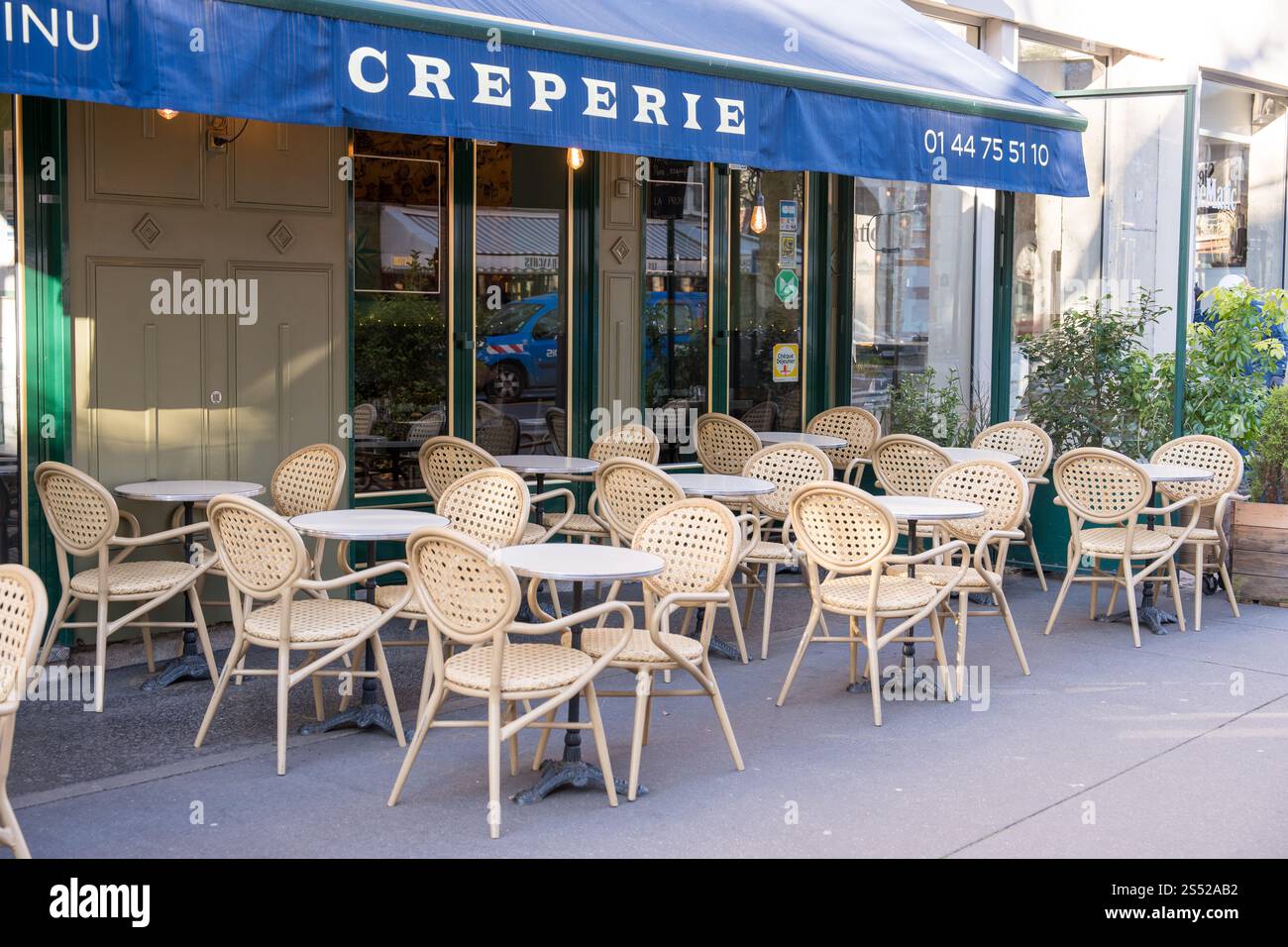Sitzplätze im Freien in einer bezaubernden Creperie in einem belebten Stadtgebiet Stockfoto
