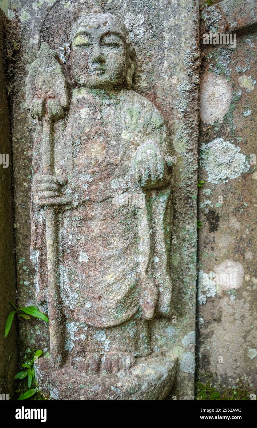 Alte Buddha-Statue auf dem Friedhof des Chion-in Tempels, Kyoto, Japan. Buddha-Statue auf dem Friedhof des Chion-in-Tempels, Kyoto, Japan Stockfoto