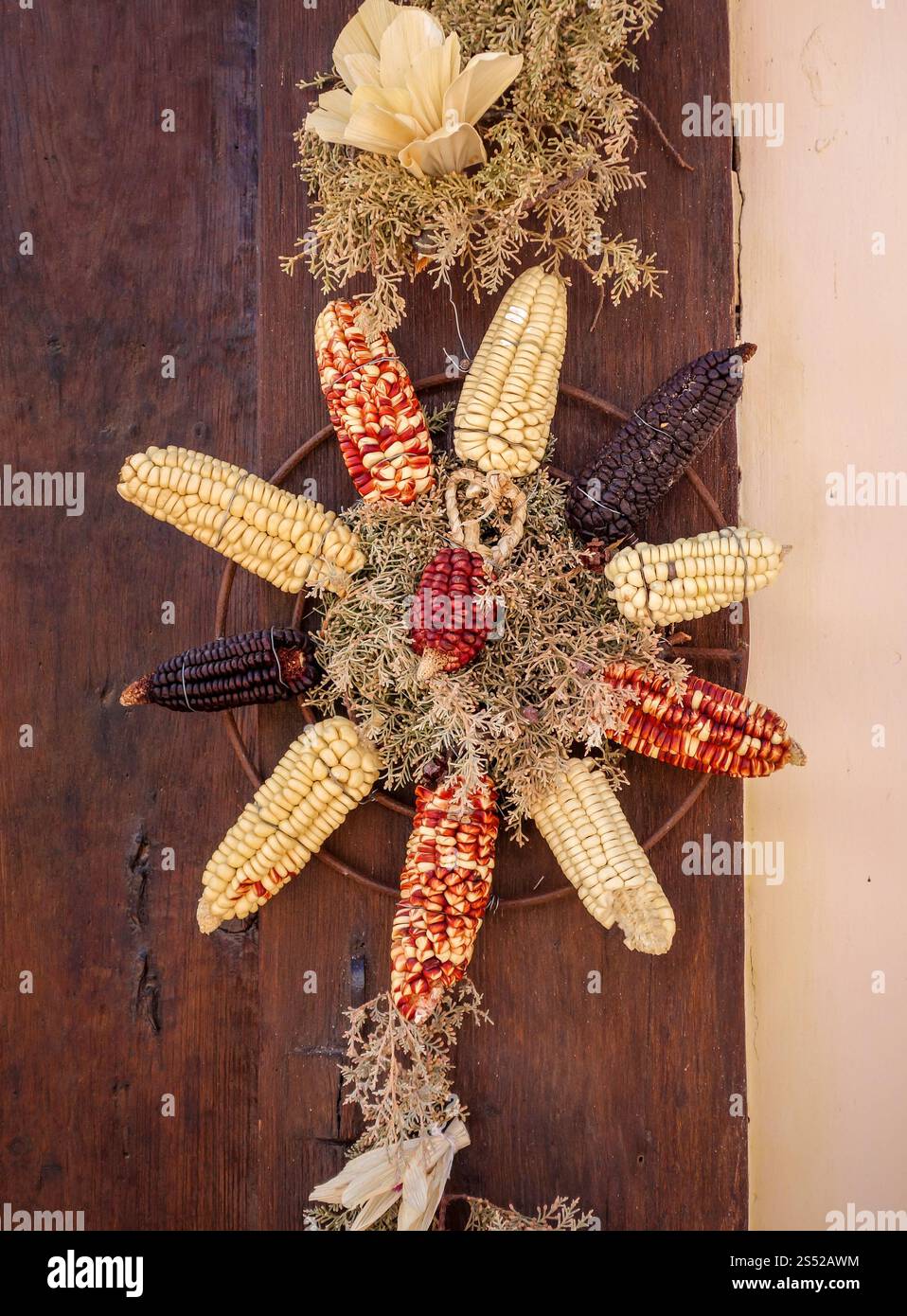 Vintage-Maisdekoration an einer Tür. Tilcara Kirche, Argentinien. Vintage-Maisdekoration an einer Tür Stockfoto