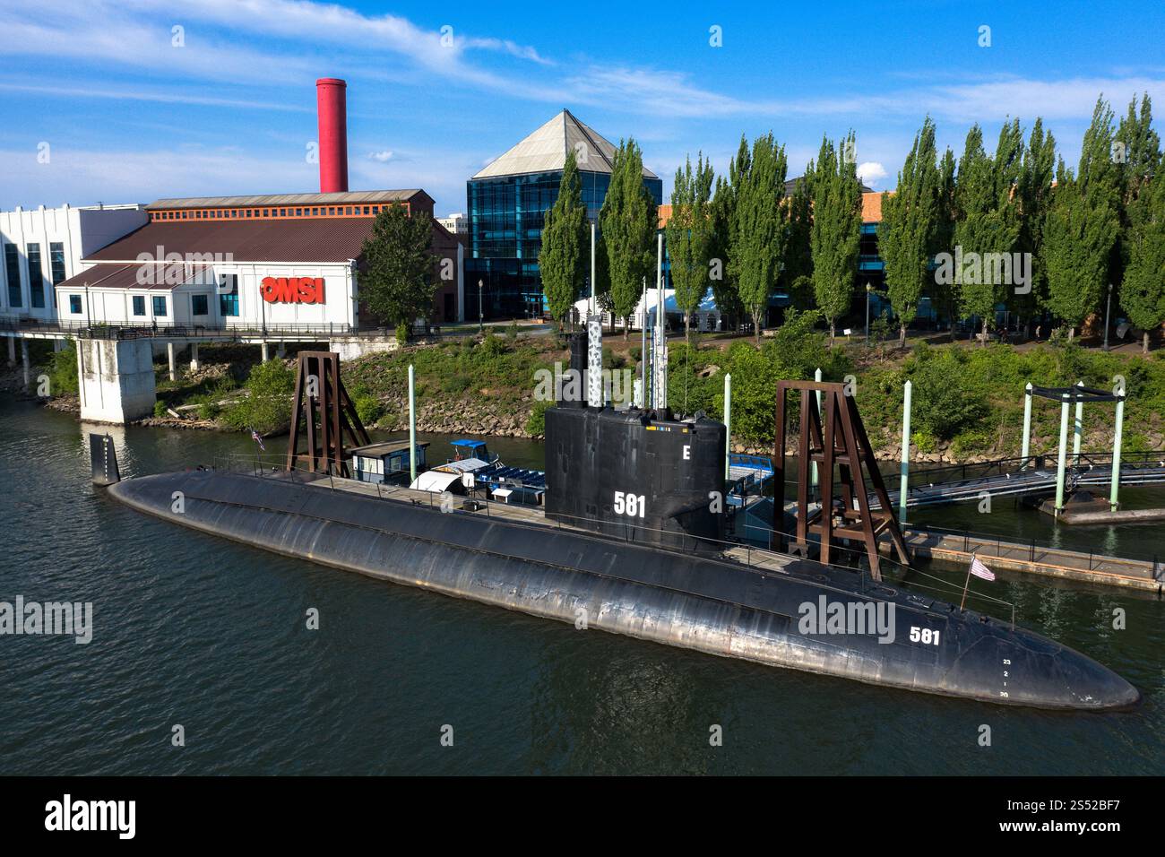 U-Boot an der Waterfront unter einem klaren blauen Himmel und der modernen Brücke, Portland, Oregon Stockfoto