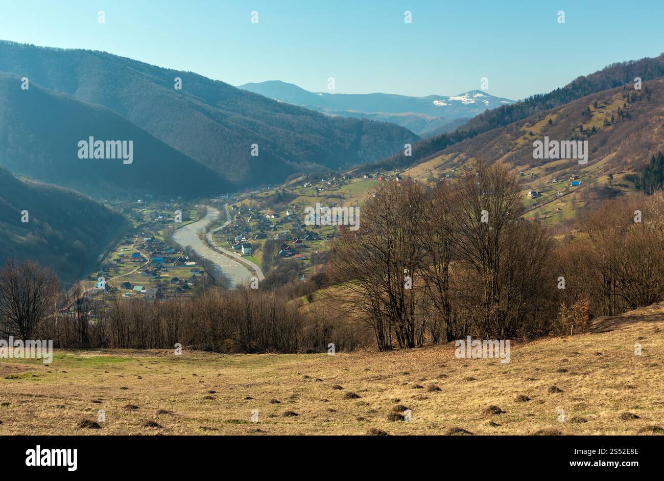Der frühe Frühling Karpaten plateau Landschaft mit schneebedeckten Grat tops in weit, Ukraine. Stockfoto