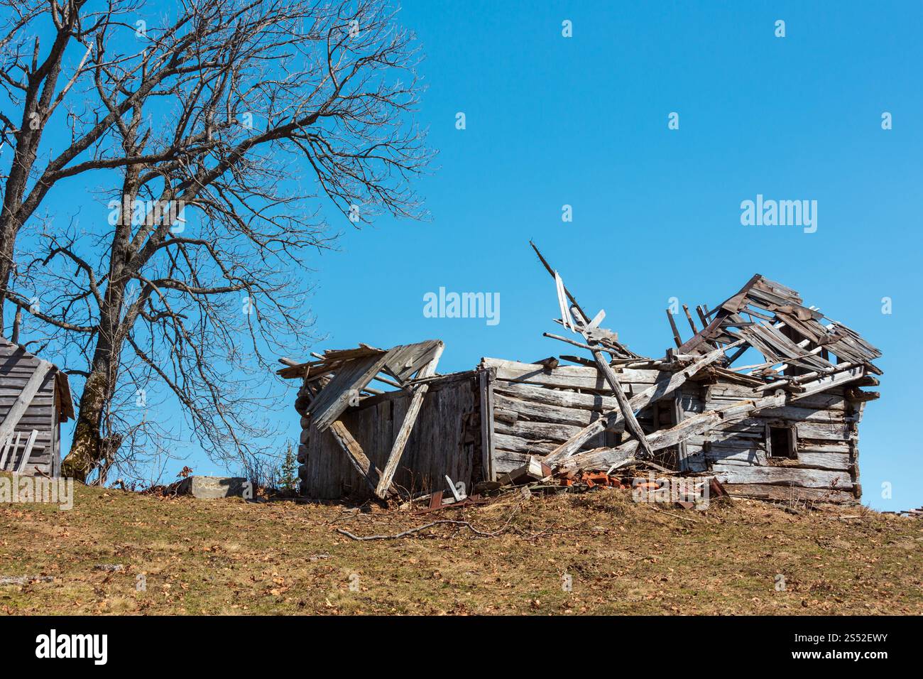 Ruiniert auf Tierhaltung Ackerland am frühen Frühling Karpaten Plateau oben beleuchten. Stockfoto