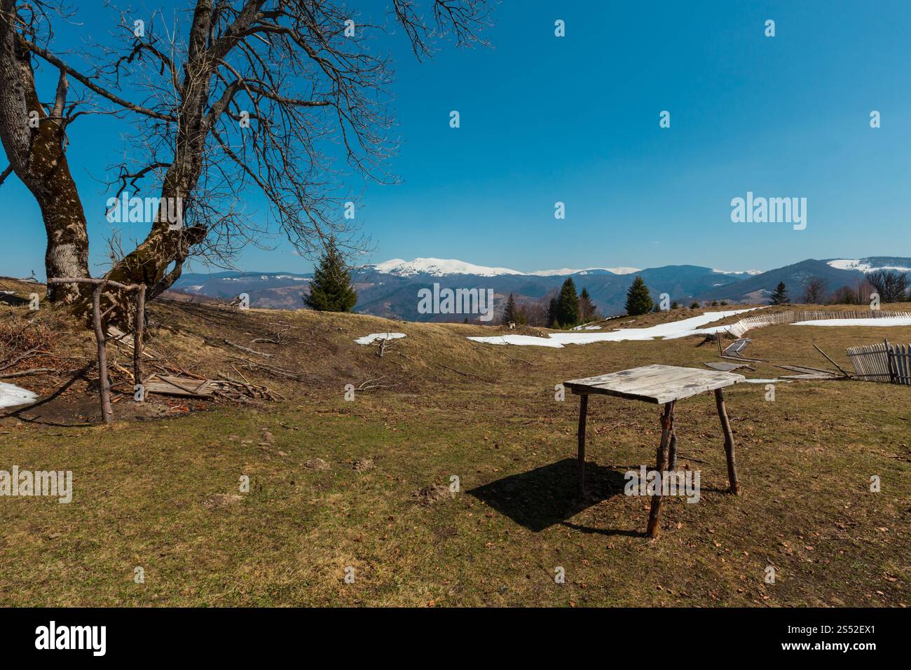 Ruinen auf Tierhaltung Ackerland am frühen Frühling Karpaten Plateau oben. Stockfoto