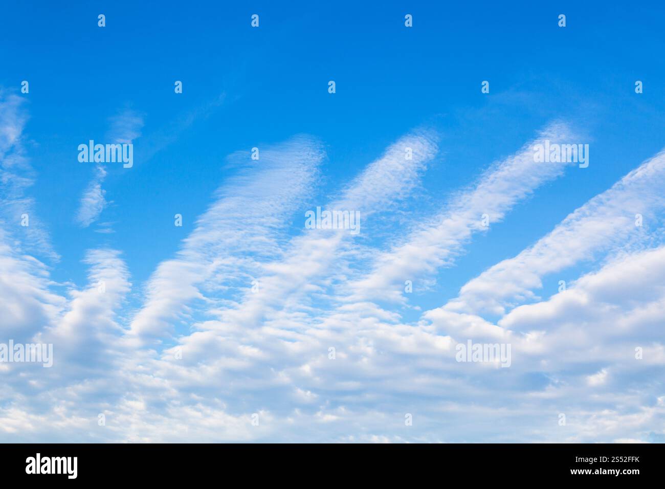 Blick auf den blauen Himmel mit Wolken als Verbreitung Finger im sonnigen Herbsttag geformt Stockfoto