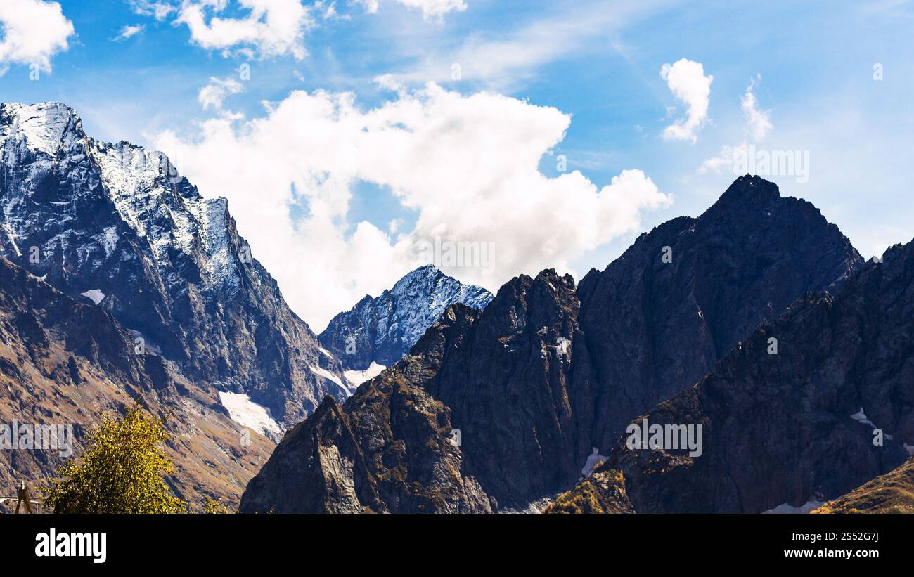 Reisen nach Nord Kaukasus Region Region - schneebedeckte Berge in der Nähe von dombay Resort Village in Teberda Naturschutzgebiet Karachay-Cherkessia region Stockfoto