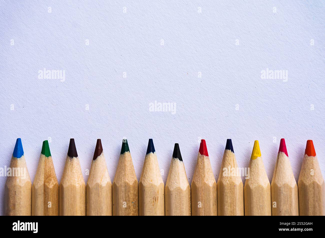 Farbstifte auf weißem Papierhintergrund. Platz zum Kopieren Stockfoto
