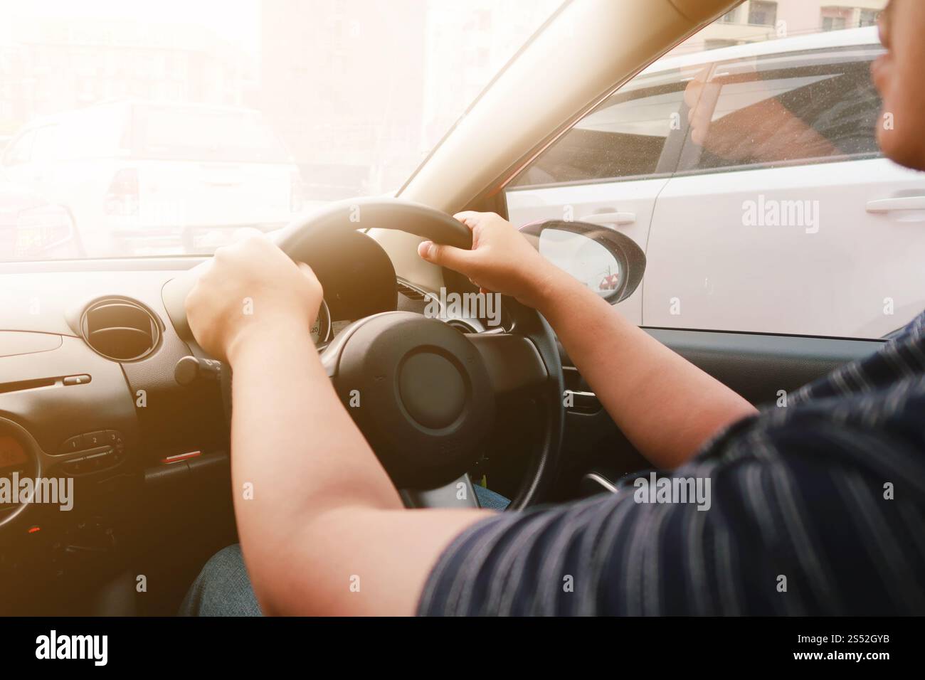 Mann, der mit beiden Händen am Lenkrad fährt, selektiver Fokus. Sicherheitsfahrkonzept Stockfoto