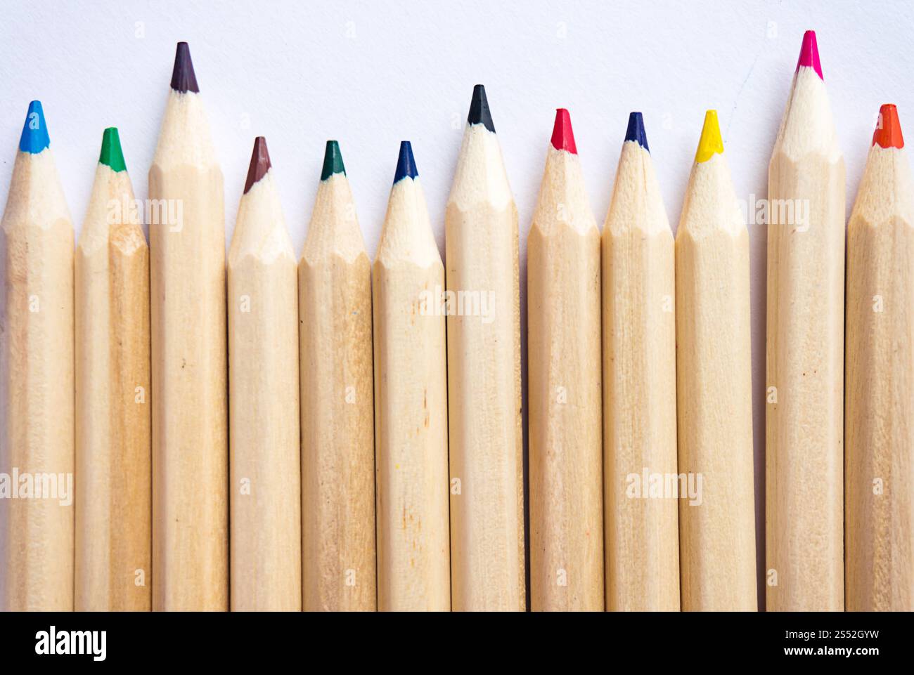 Farbstifte auf weißem Papierhintergrund. Platz zum Kopieren Stockfoto